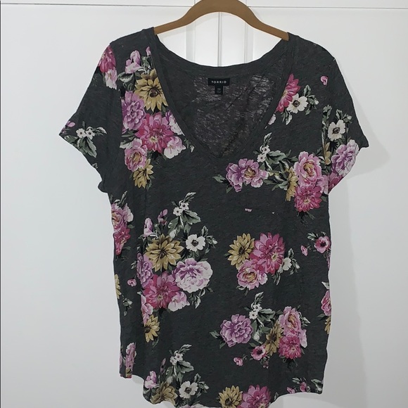 Floral V-Neck Pocket Tee - Picture 5 of 6